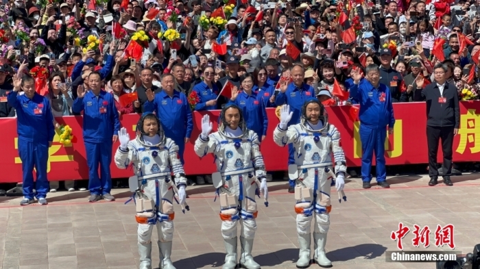 据中国载人航天工程办公室消息，北京时间4月24日14时25分，神舟二十号载人飞行任务航天员乘组出征仪式在酒泉卫星发射中心问天阁圆梦园广场举行。14时26分，中国载人航天工程总指挥、空间站应用与发展阶段飞行任务总指挥部总指挥长许学强下达“出发”命令，陈冬、陈中瑞、王杰3名航天员在第十个“中国航天日”当天领命出征。中新社记者 郭超凯 摄